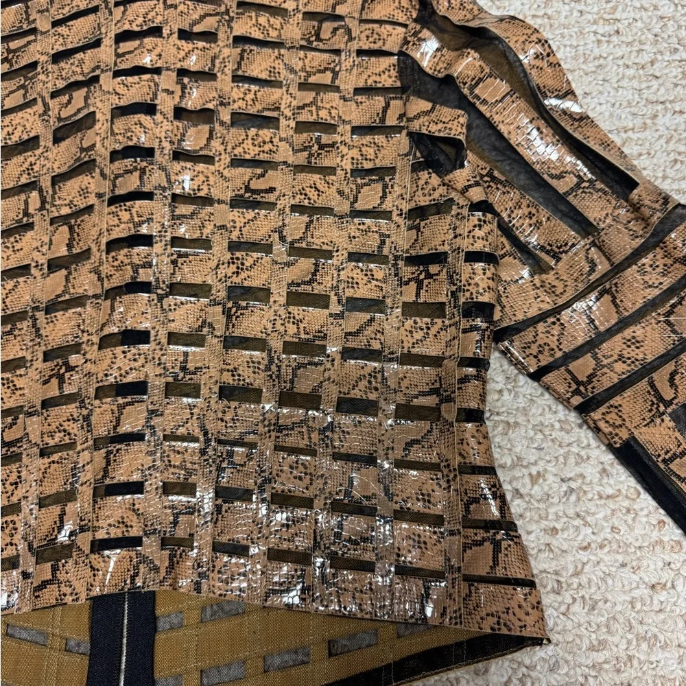 Becky&Bobby Chic Gold and Black Patterned Blazer - Picture 14 of 16